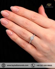 Elegant round-cut engagement rings for a timeless romantic glow